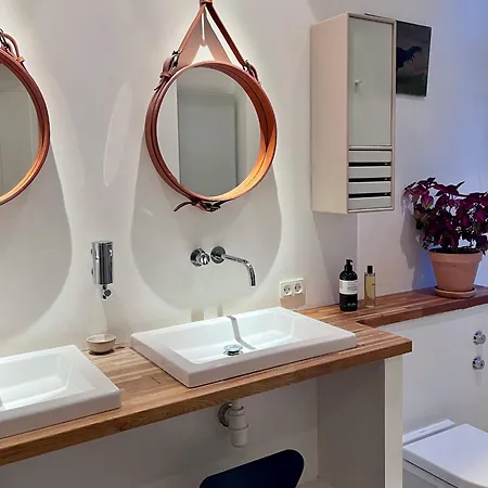 Klassiek Ruim Herenappartement Bij Tivoli *
